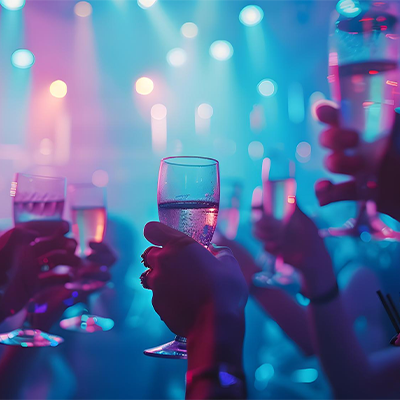 クラブでお酒を楽しむ人々